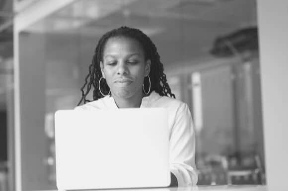 Gestionnaire envoyant un e-mail de demande d'entretien